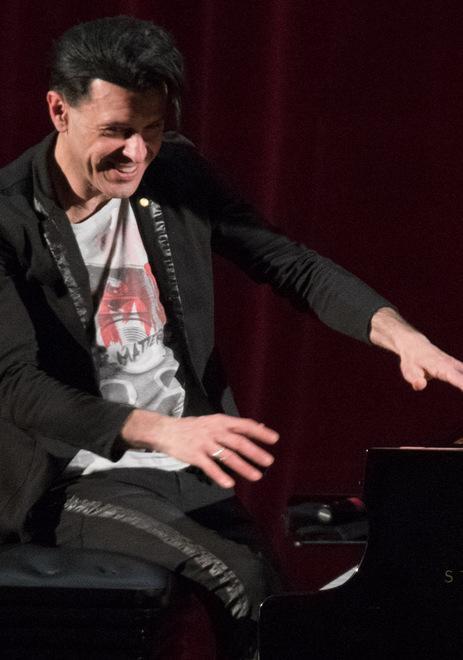 Le stanze di Ezio Bosso, pianista di classe che ama anche i silenzi 