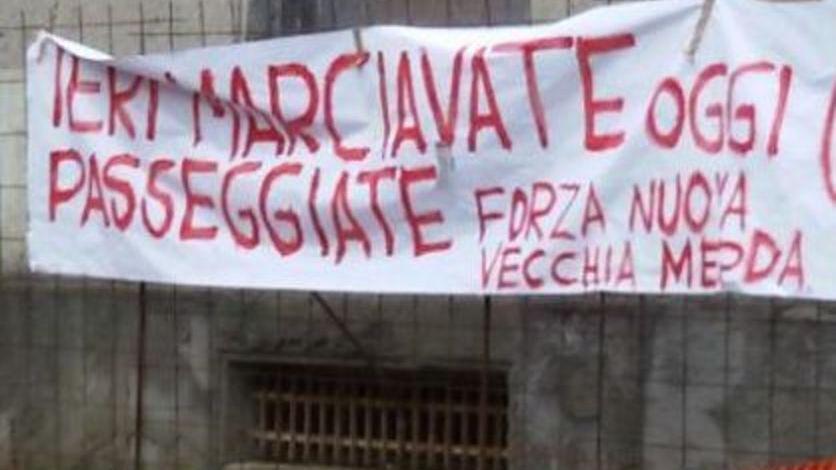 Blitz antifascista nella notte: striscioni contro Forza Nuova