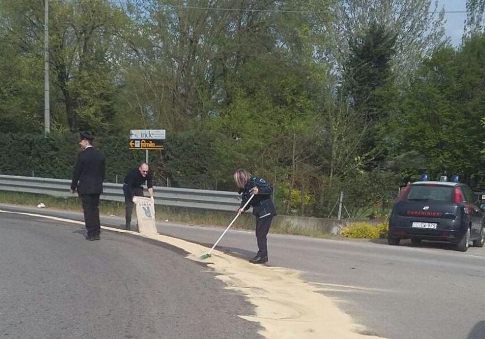 Camion perde l’olio in curva Ci pensano i vigili “spazzini”
