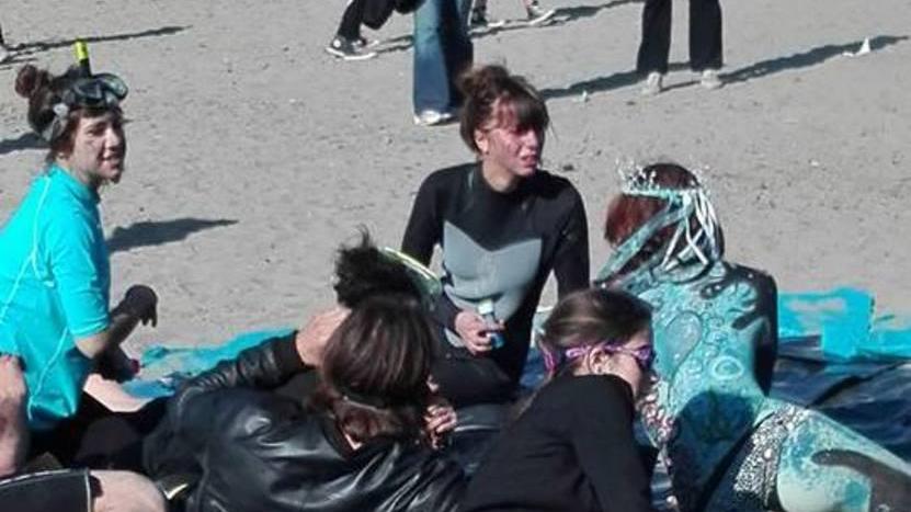 Marina di Carrara, flash mob in spiaggia per dire no alle trivelle