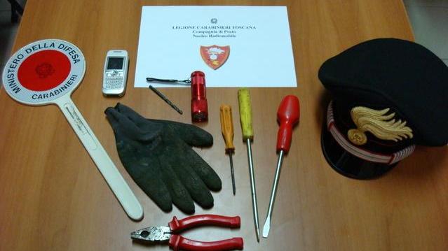 Gli arnesi da scasso e altro materiale sequestrato dai carabinieri