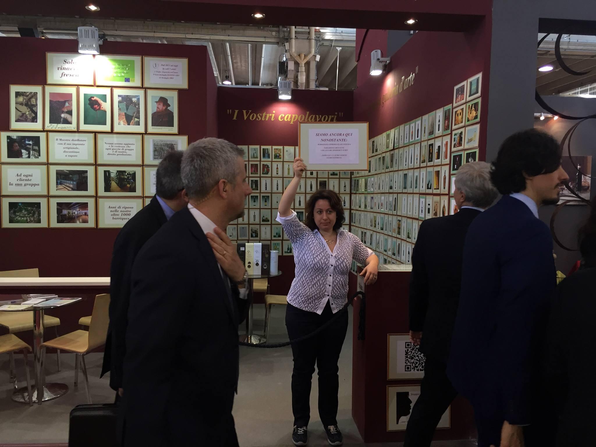 Priscilla Occhipinti mostra il suo cartello al passaggio del presidente Mattarella