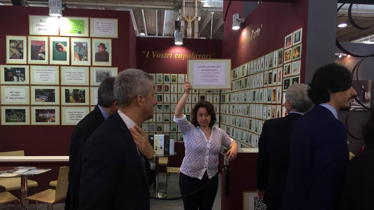 Priscilla Occhipinti mostra il suo cartello al passaggio del presidente Mattarella