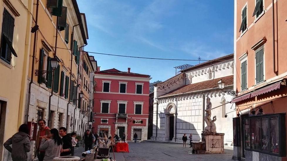 Negozi aperti e tanti eventi: i carraresi affollano il centro