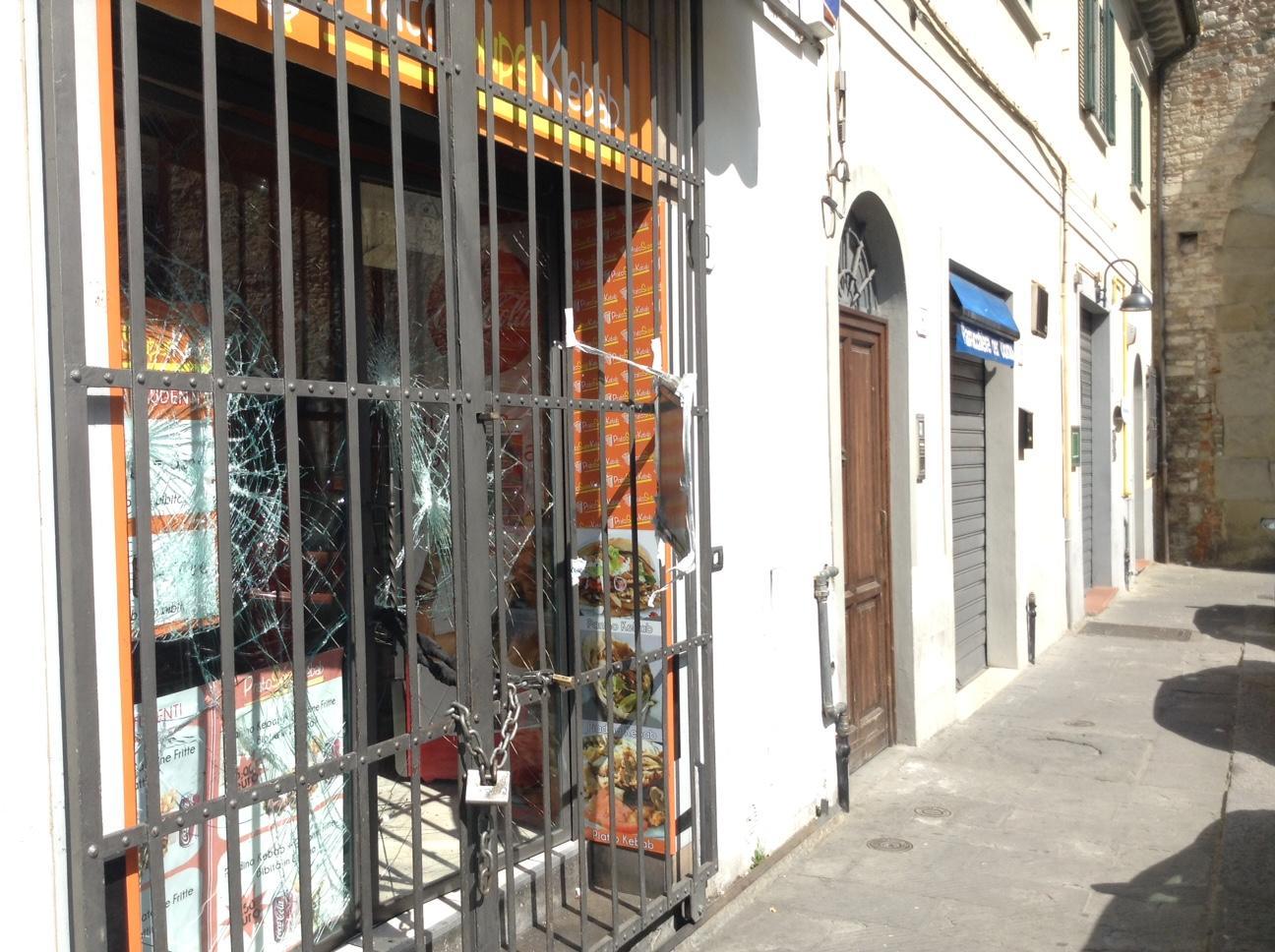 La vetrina del kebab danneggiata durante la lite (foto Batavia)