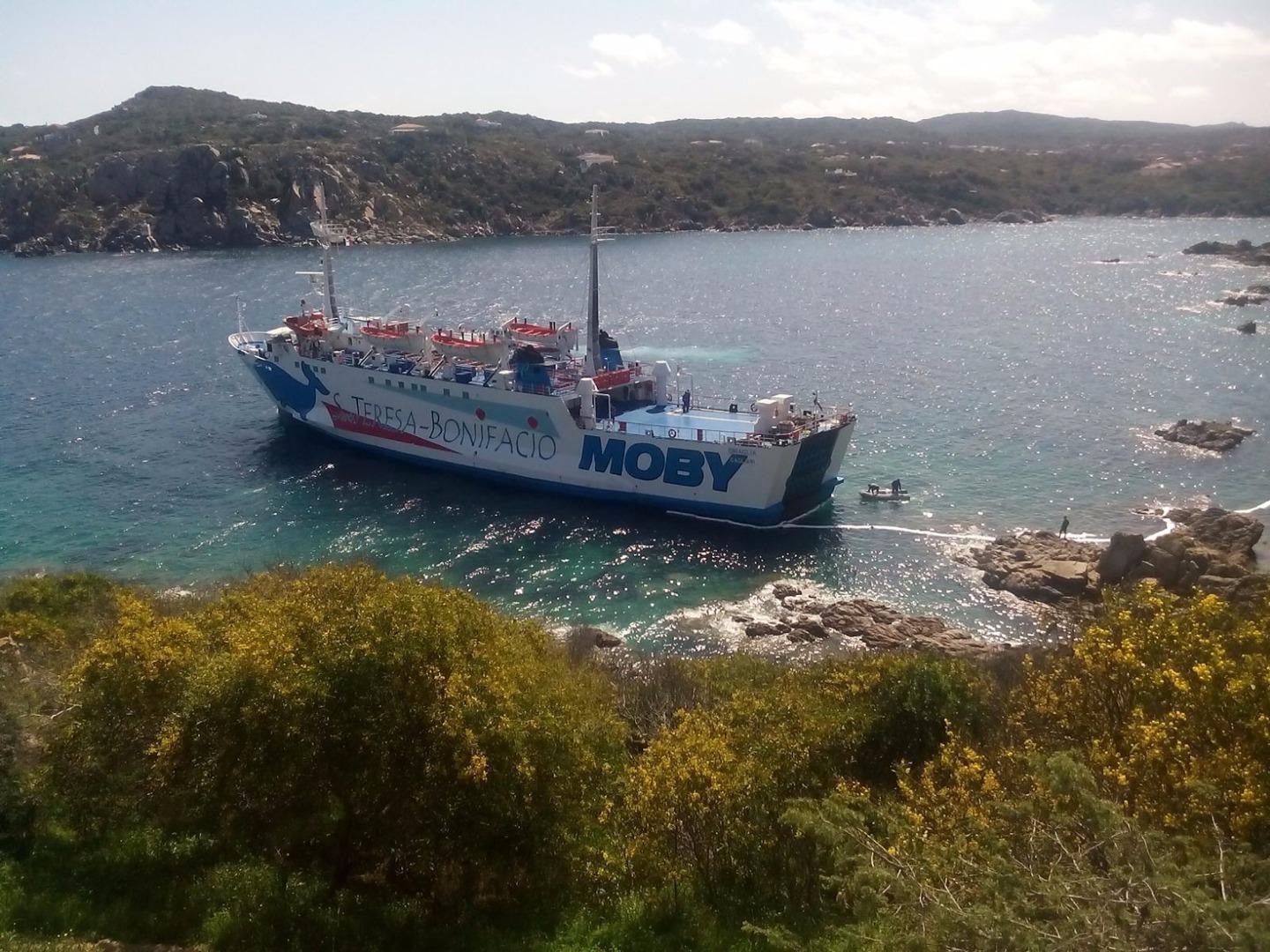 Il traghetto incagliato nel porto di Santa Teresa