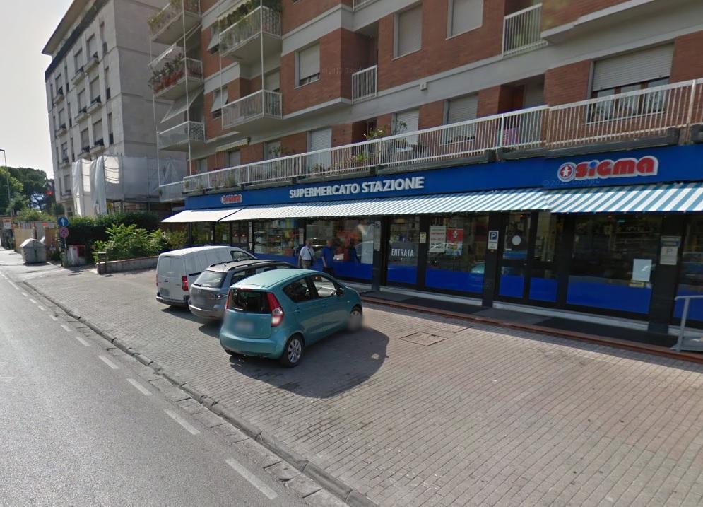 Sfonda la porta per rubare di notte nel supermercato ma i carabinieri lo sorprendono sul fatto
