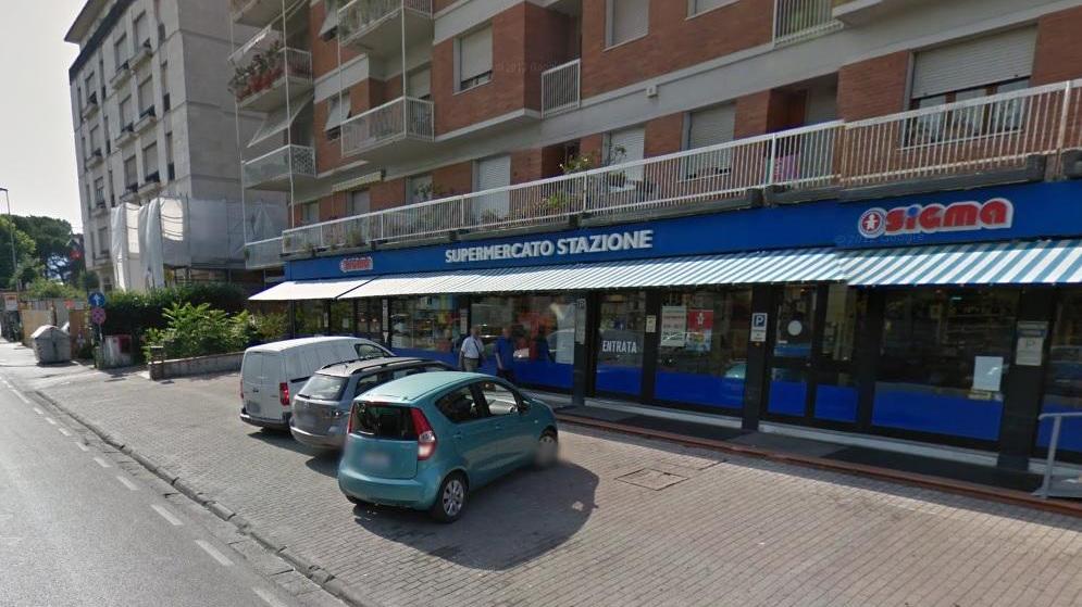 Sfonda la porta per rubare di notte nel supermercato ma i carabinieri lo sorprendono sul fatto