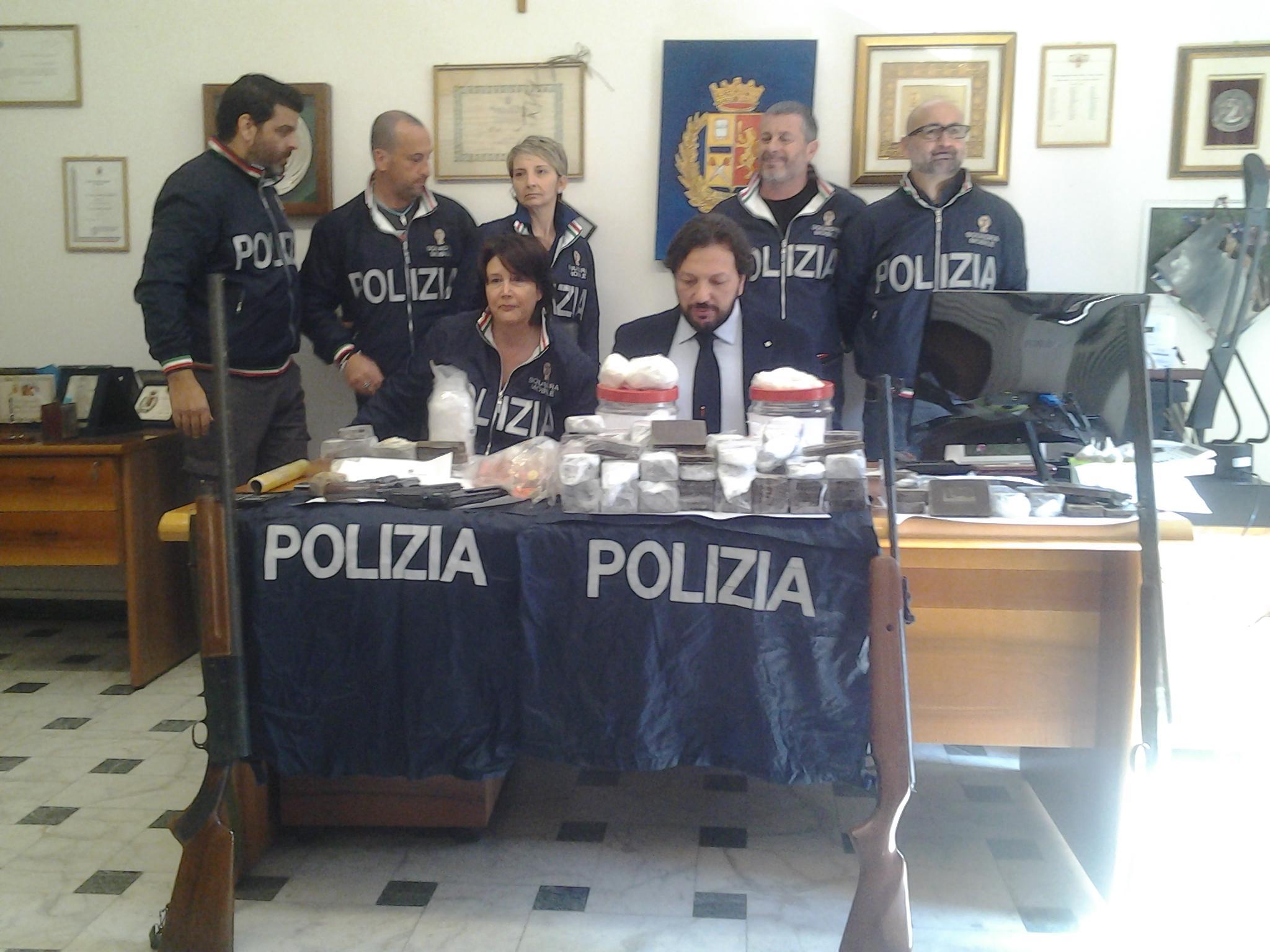 Gli agenti della squadra mobile con il materiale sequestrato