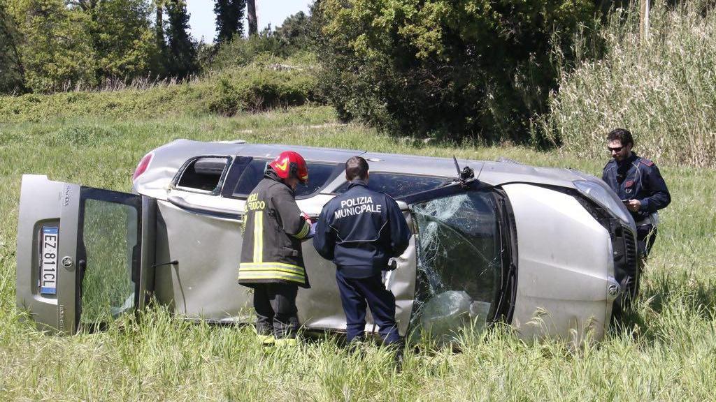 L'auto ribaltata al Cisternino
