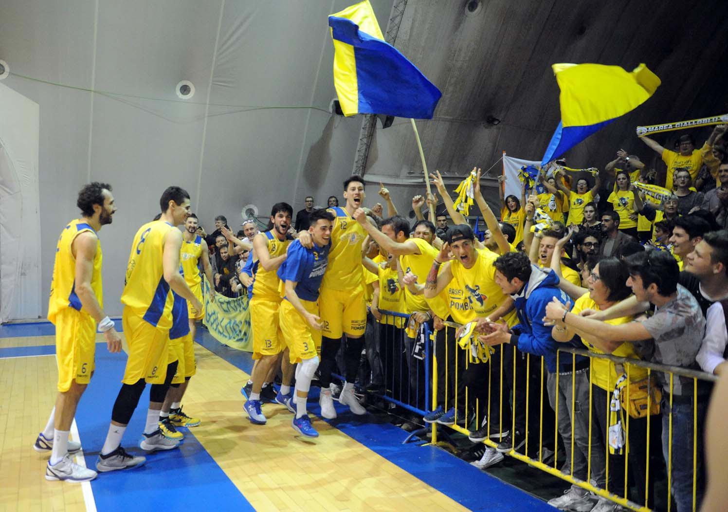 Festa in campo dopo la vittoria nel derby con Cecina