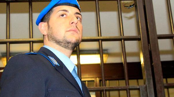 Modena, in cella per... due scarpe. Mamma e papà non lo vogliono a casa
