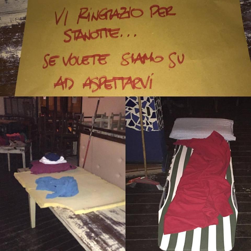 Il cartello affisso dopo il furto e i giacigli di fortuna allestiti dal titolare