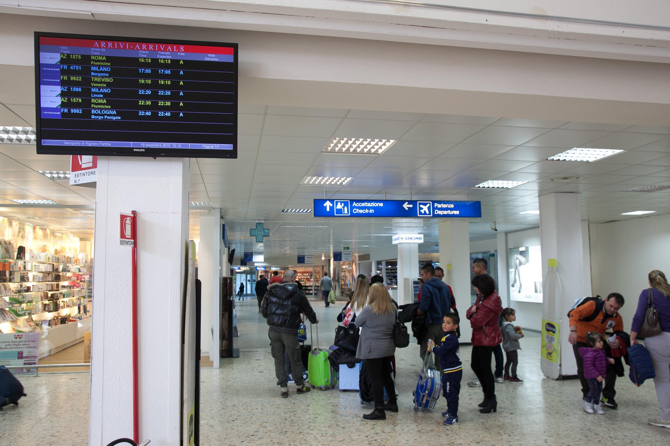 Alghero, tentano di partire con documenti falsi, otto somali fermati all'aeroporto 