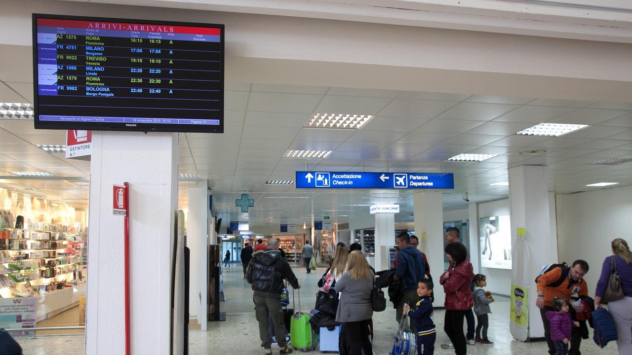Alghero, tentano di partire con documenti falsi, otto somali fermati all'aeroporto 