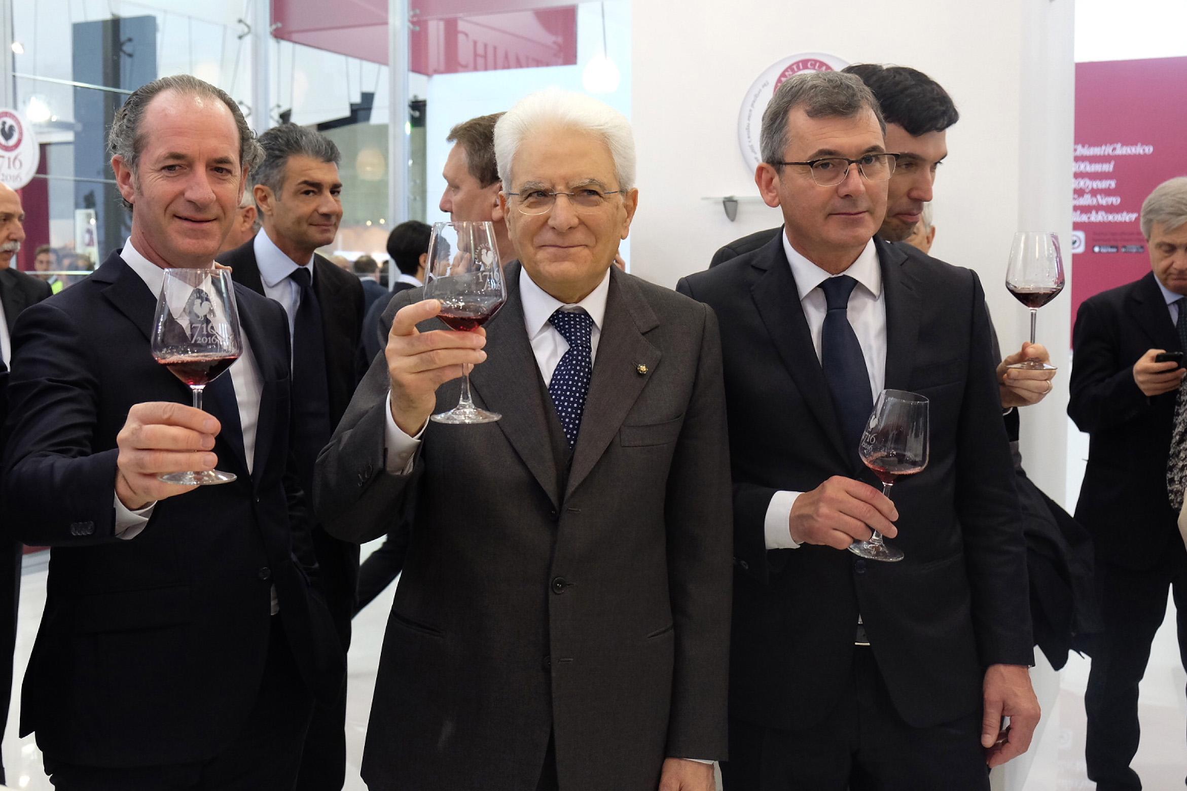 Il governatore del Veneto Luca Zaia e il presidente della Repubblica Sergio Mattarella brindano al Vinitaly
