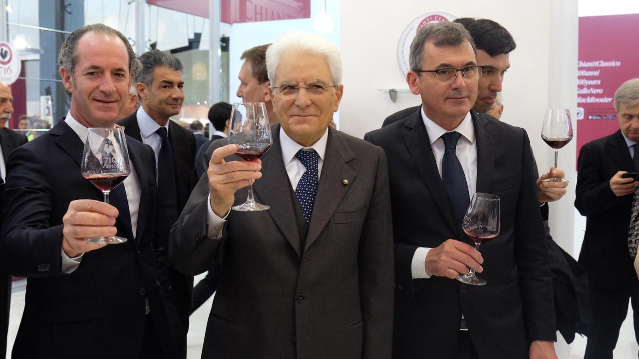 Il governatore del Veneto Luca Zaia e il presidente della Repubblica Sergio Mattarella brindano al Vinitaly
