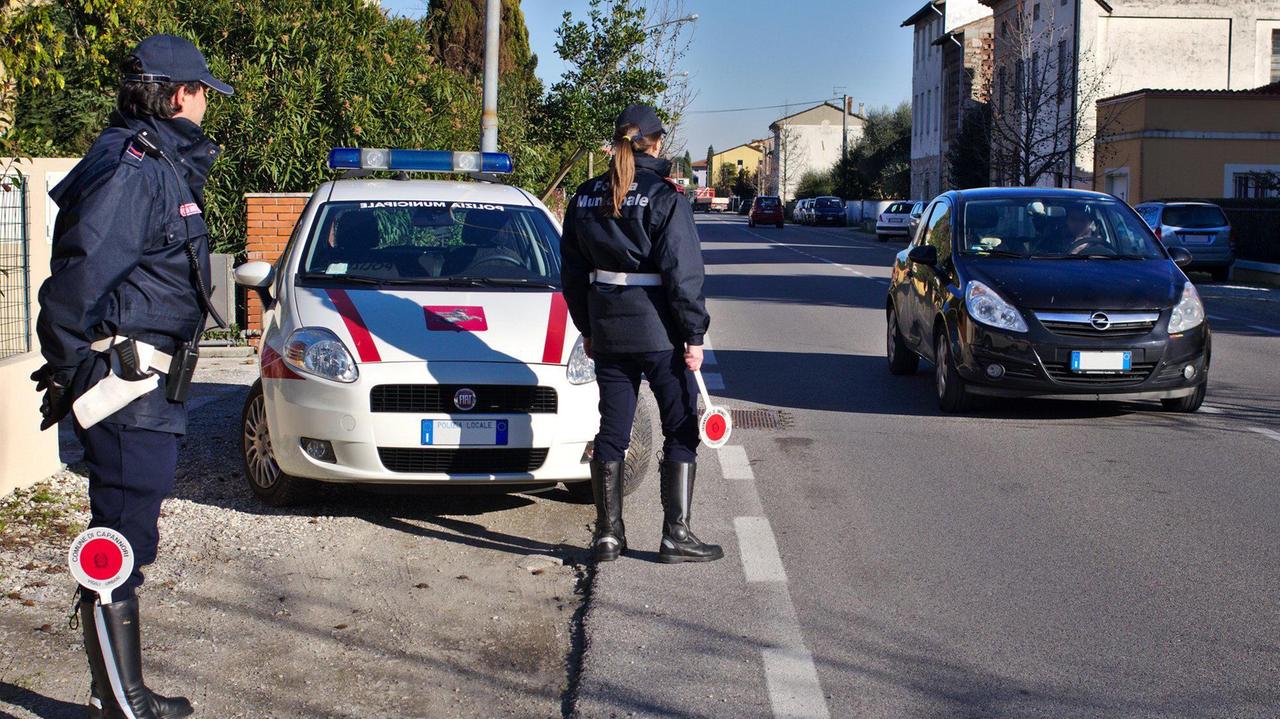 Due agenti di polizia municipale durante un controllo (Foto d'archivio)