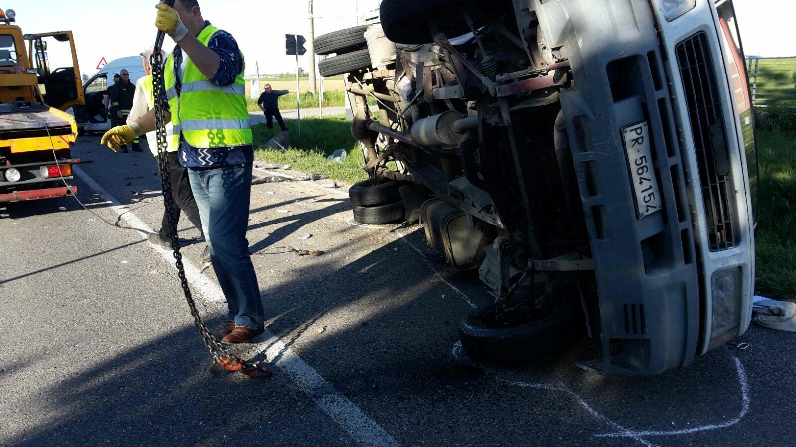 Scontro al "solito" incrocio, bloccato nell'autocarro rovesciato