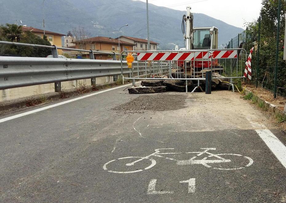 Squarciata la nuova pista ciclabile per i lavori di Gaia 