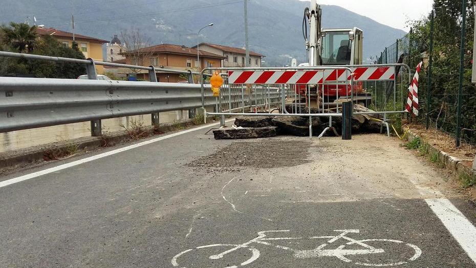 Squarciata la nuova pista ciclabile per i lavori di Gaia
