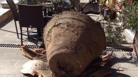 Auto finisce contro un albergo: è la quarta volta che succede