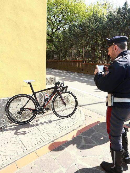 Travolge la ciclista e fugge: preso 