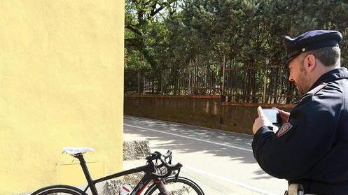 Travolge la ciclista e fugge: preso