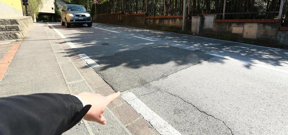 Investe in auto una ciclista e poi fugge 