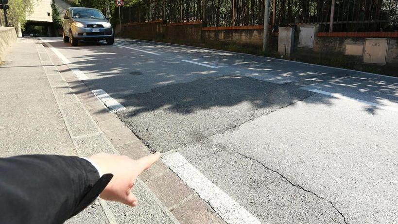 Investe in auto una ciclista e poi fugge