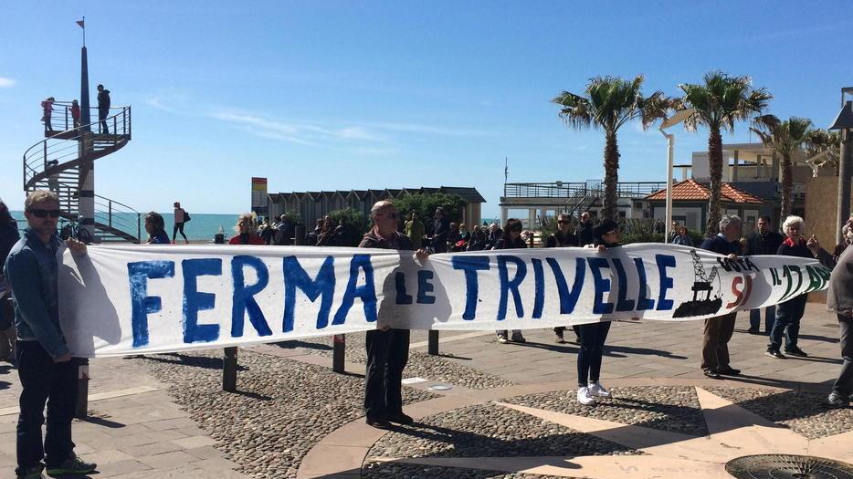 Le ragioni del Sì: sul lungomare catena umana dei No Triv