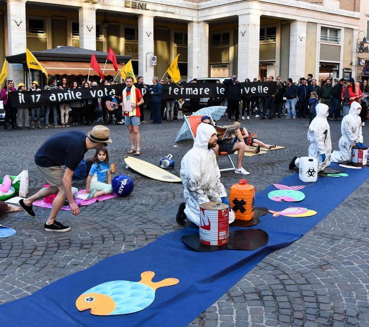 Sulla spiaggia o in piazza si mobilita il fronte del sì