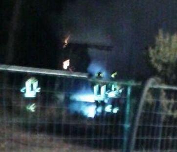 Fiamme nel deposito attrezzi 