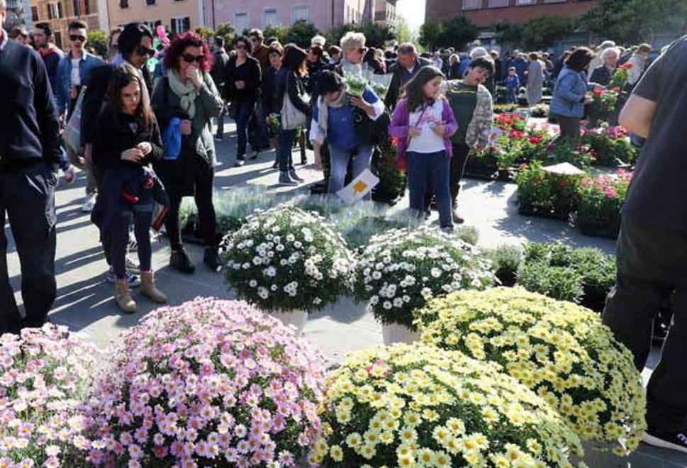 Trampoli, fiori e colori: il centro storico sboccia e si riempie di persone 