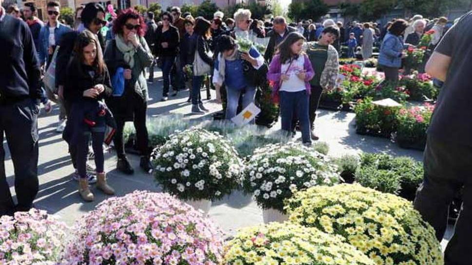 Trampoli, fiori e colori: il centro storico sboccia e si riempie di persone