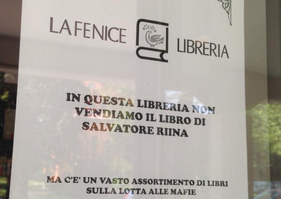 Due negozi del centro città rifiutano il libro di Riina
