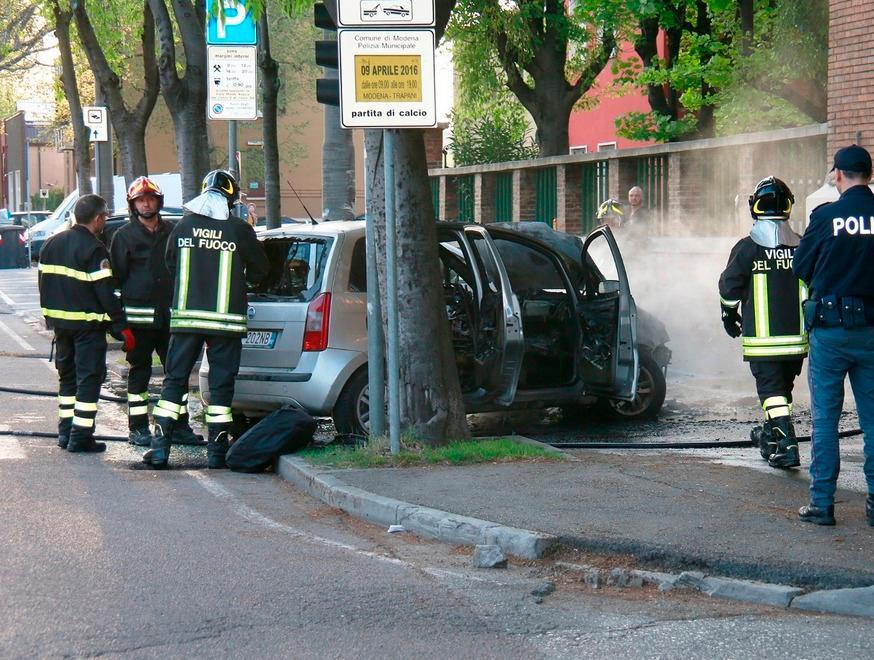 Auto a fuoco, traffico bloccato ieri sera in viale Monte Kosica