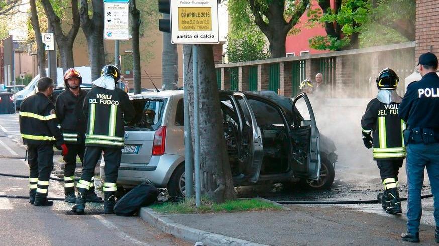 Auto a fuoco, traffico bloccato ieri sera in viale Monte Kosica