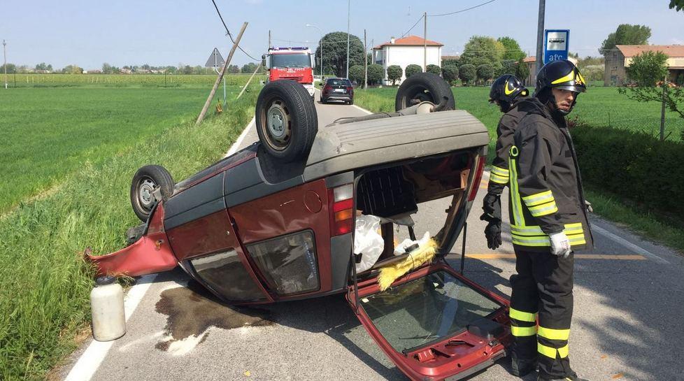Auto si ribalta, donna ferita 