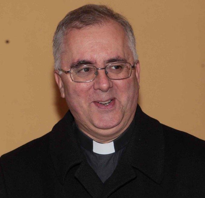 Don Carlo Castellini colpito da un malore durante la messa 