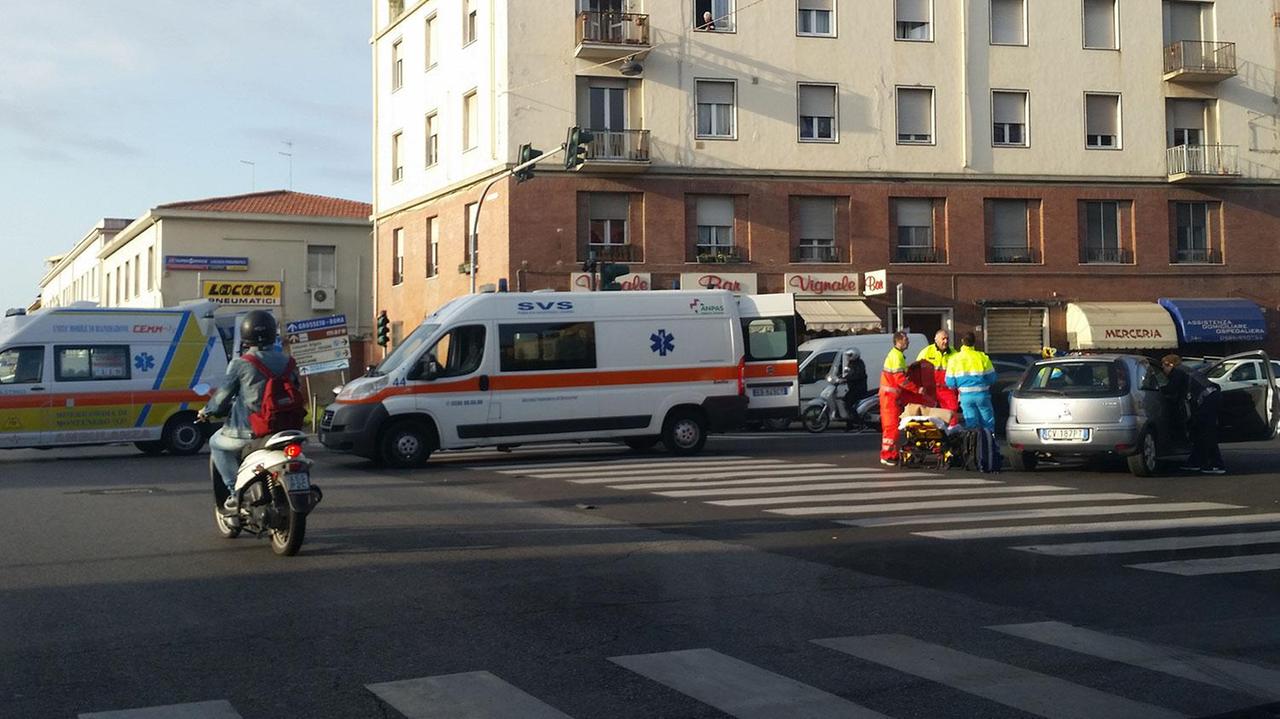 Incidente blocca il traffico in piazza Damiano Chiesa