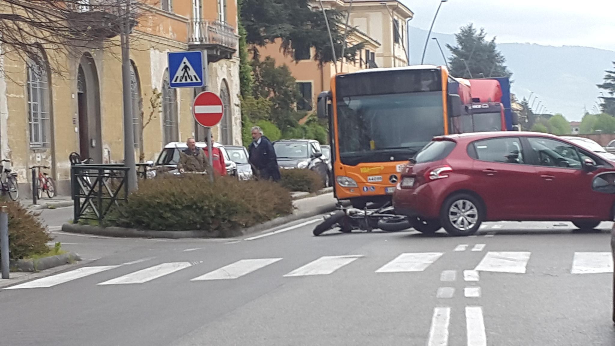 Incidente al sottopasso, traffico in tilt