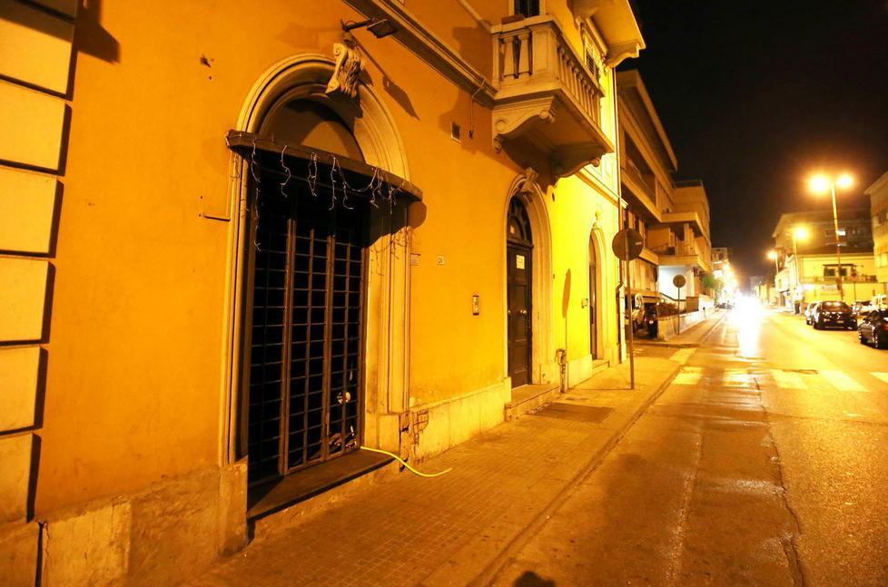 Il portone chiuso del locale di via Manin (foto Paolo Nucci)