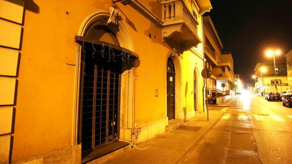 Il portone chiuso del locale di via Manin (foto Paolo Nucci)