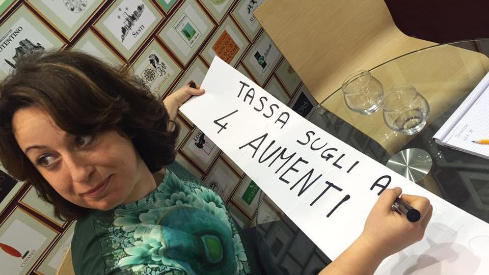 Priscilla Occhipinti al Vinitaly mentre prepara il messaggio per il premier Renzi