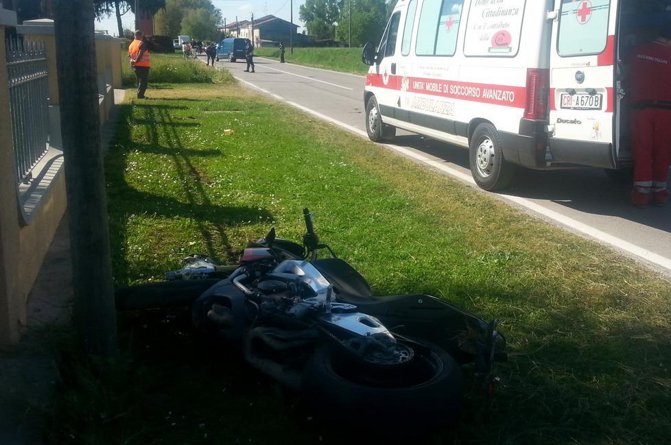 Si schianta con la moto dove è morto il fratello 
