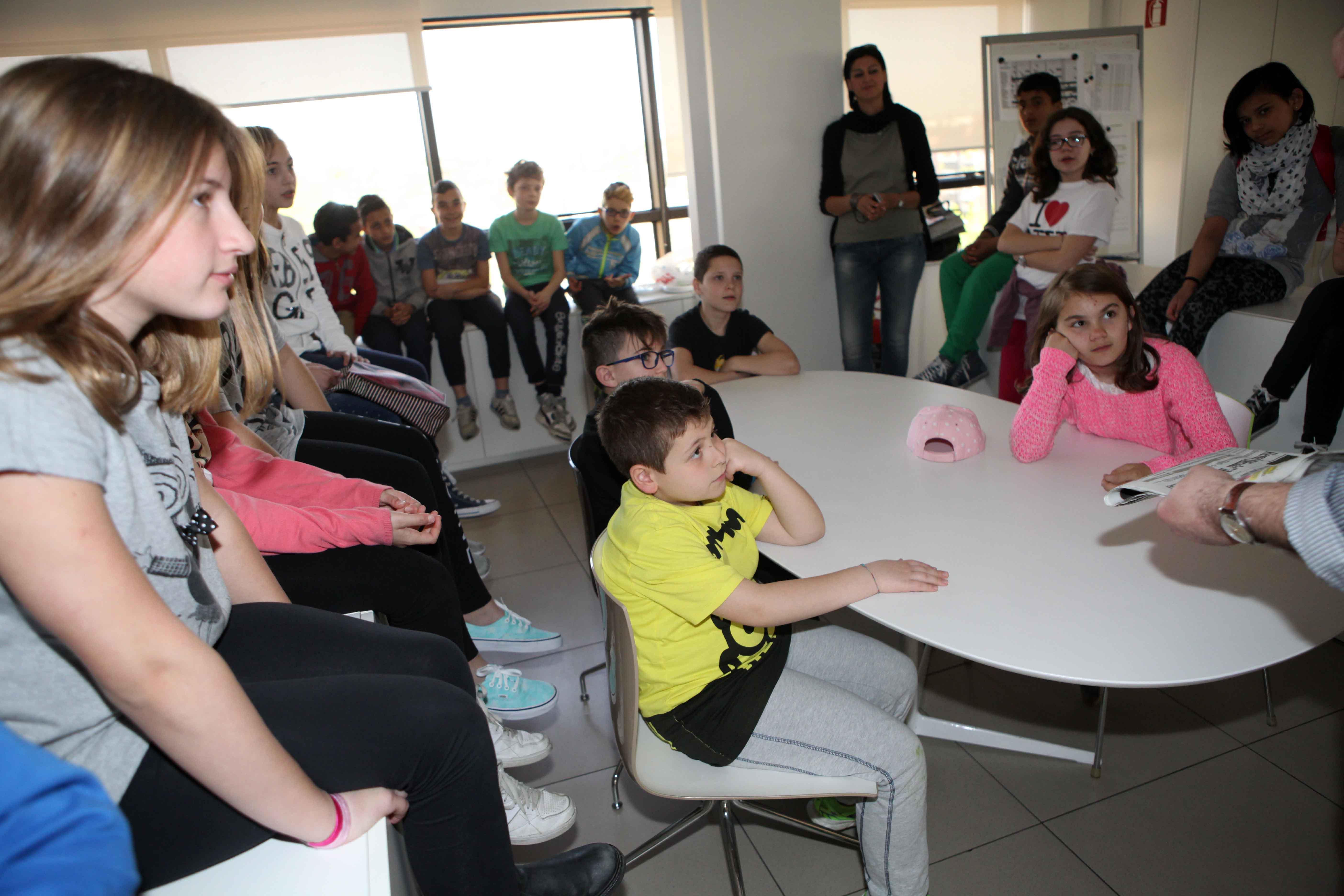 I ragazzi della don Milani a lezione di giornalismo alla Gazzetta di Reggio