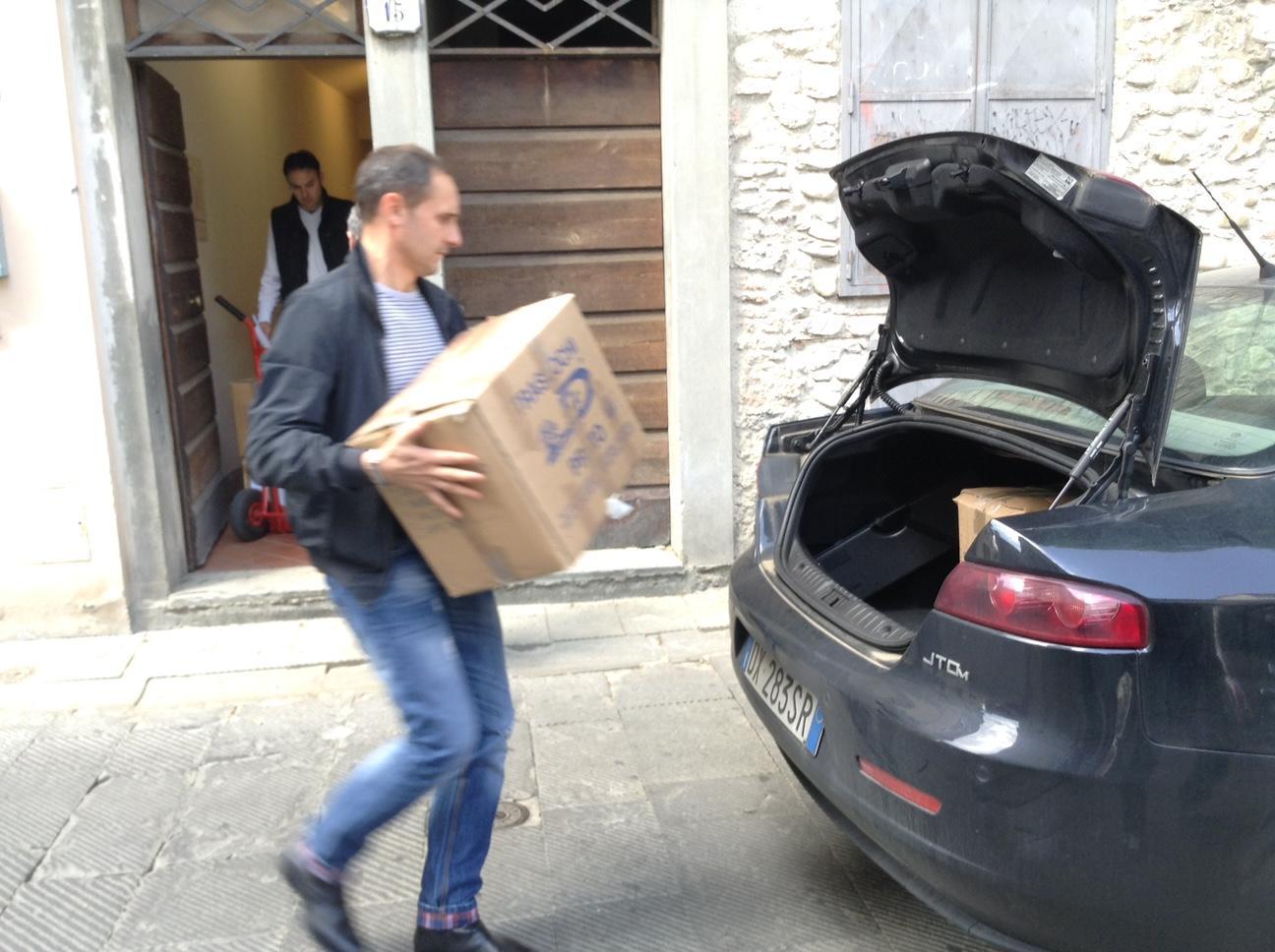 La Guardia di Finanza porta via scatoloni di documenti dalla Provincia