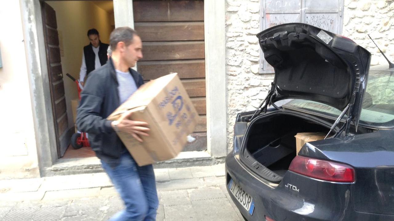 La Guardia di Finanza porta via scatoloni di documenti dalla Provincia