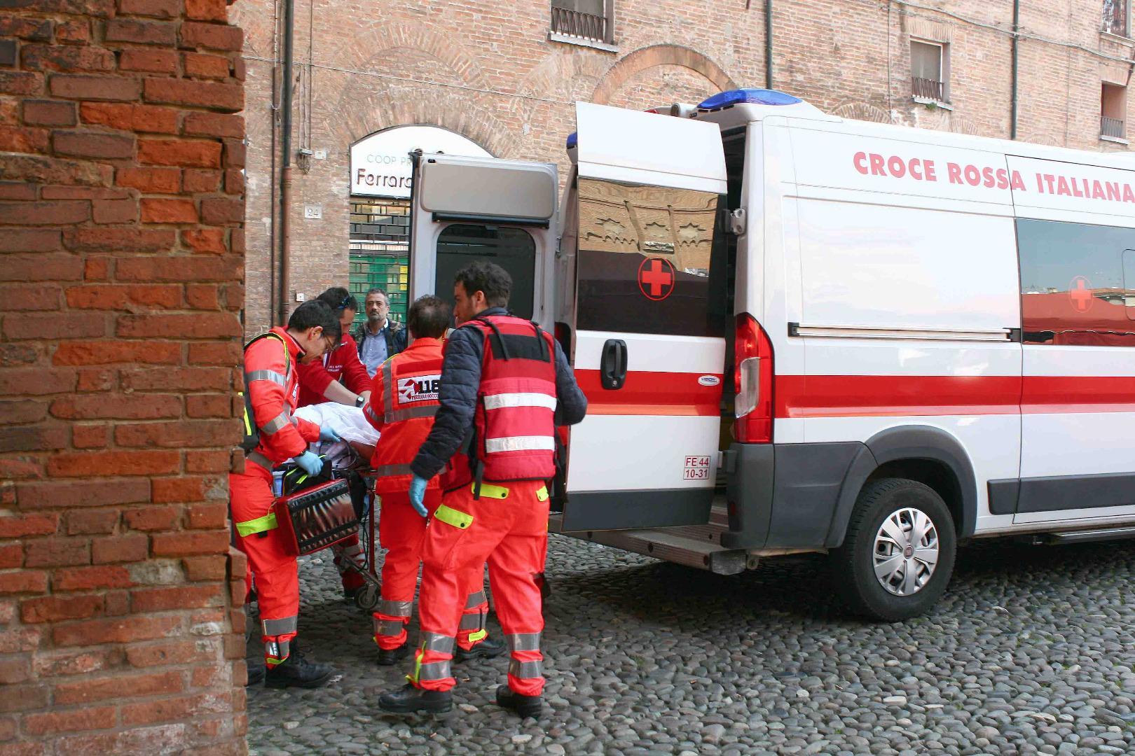Modena, precipita da sette metri di altezza: bimbo di 3 anni salvo per miracolo